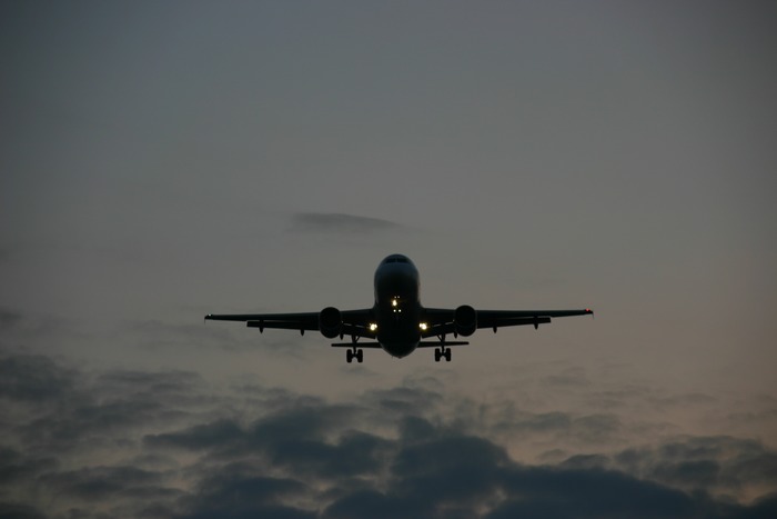 Flugzeug im Sonnenuntergang