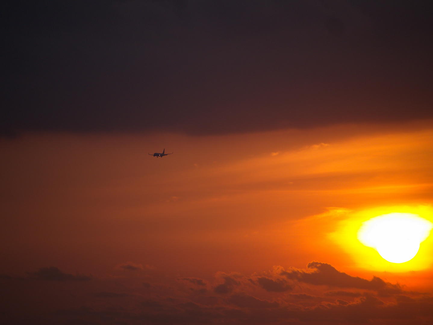 Flugzeug im Sonnenuntergang