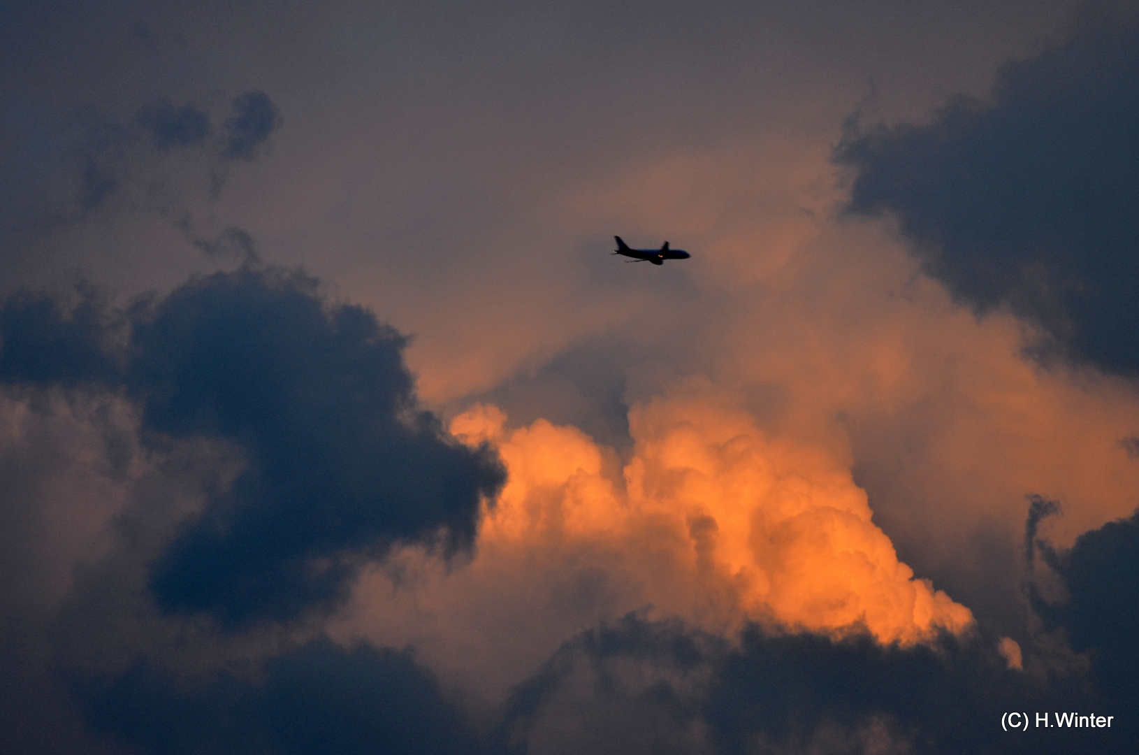 Flugzeug im Wolkenmeer