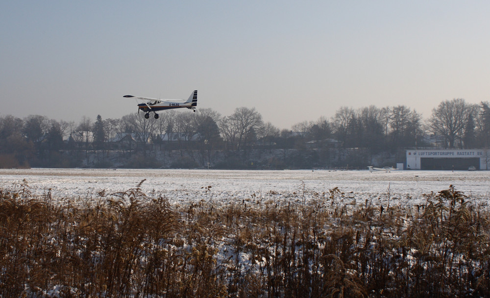 Flugzeug in Winterlandschaft