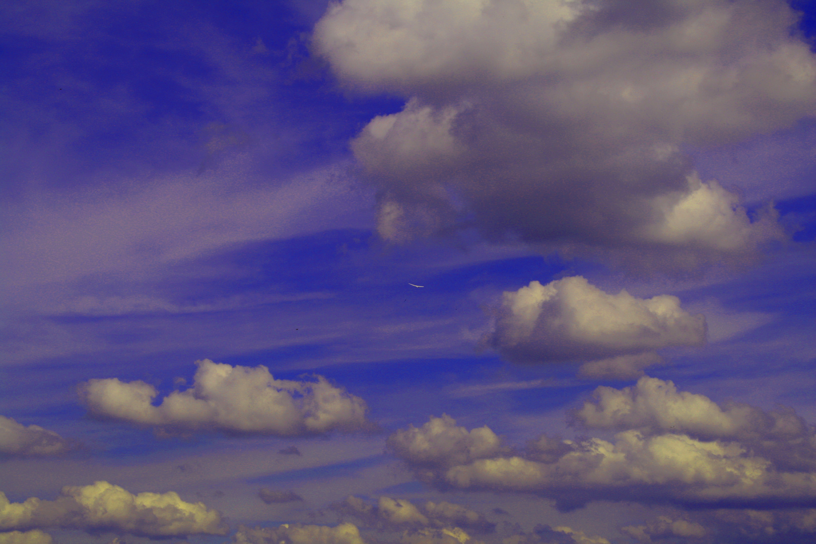 Flugzeug in Wolken