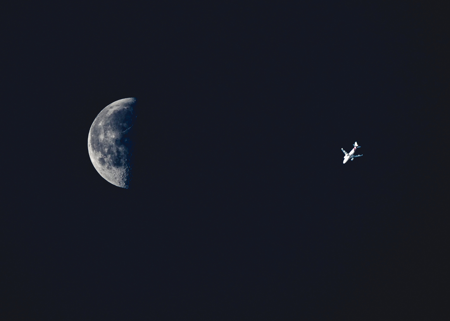 Flugzeug meets Mond