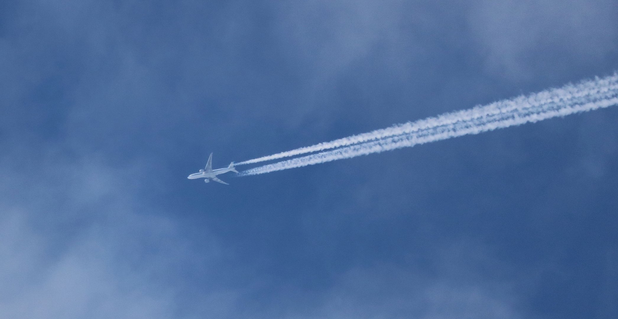 Flugzeug mit Kondensstreifen