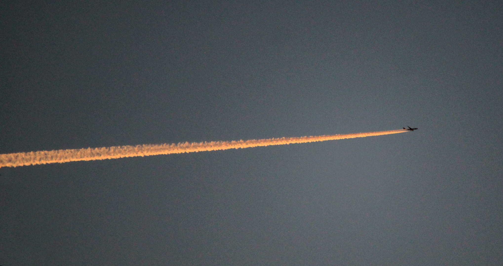 Flugzeug mit Kondensstreifen