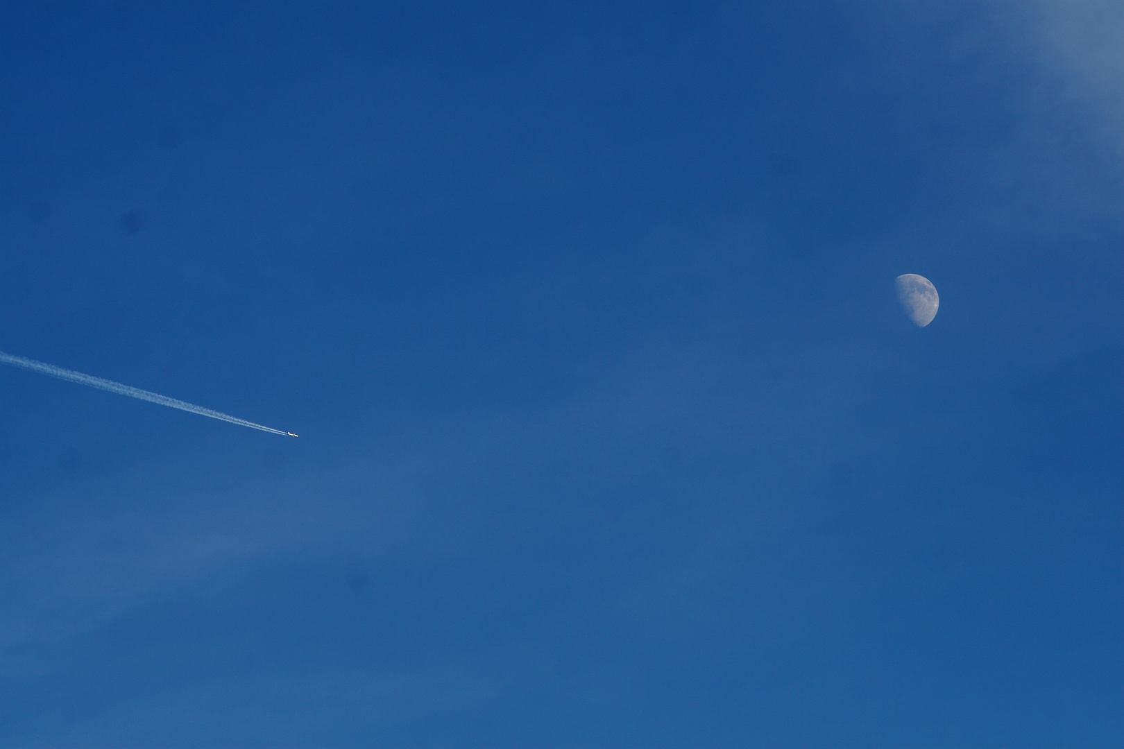 Flugzeug mit Mond