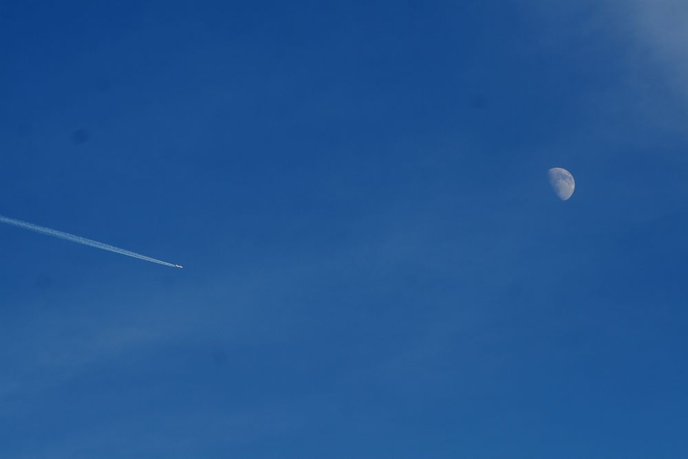 Flugzeug mit Mond