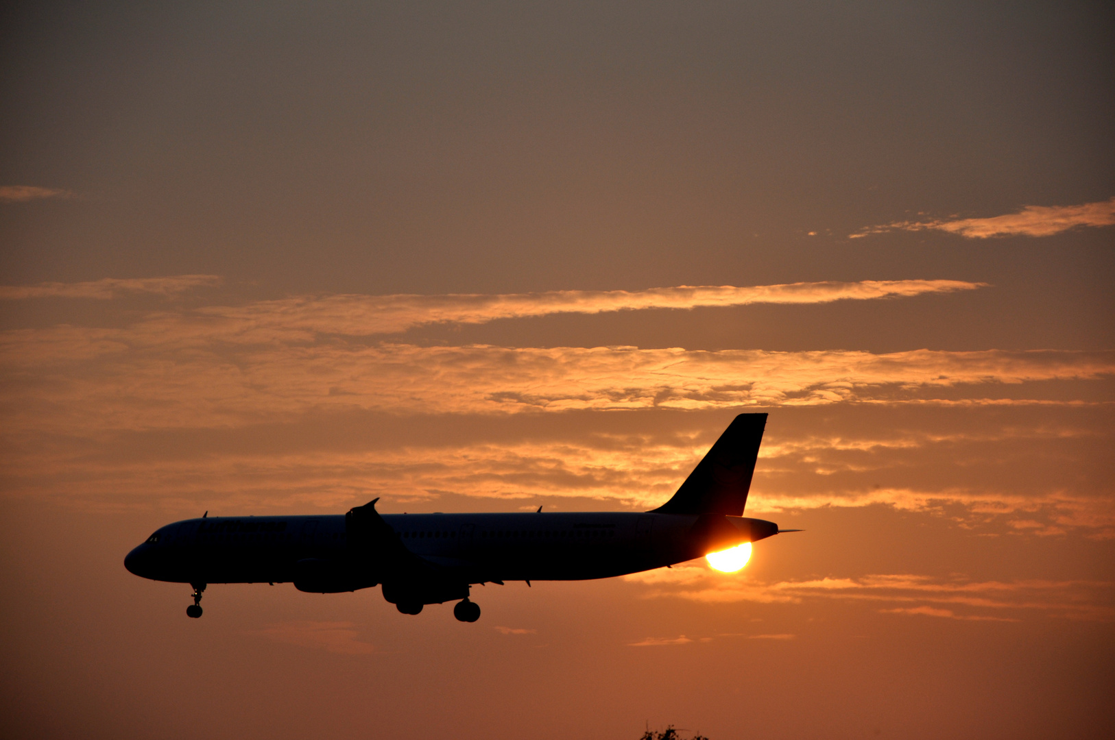 Flugzeug scheint Sonne aus dem A...