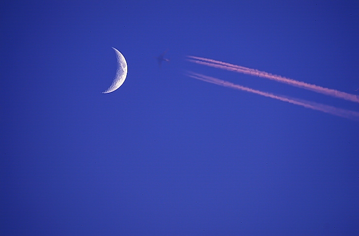 Flugzeug  startete zum Mond...