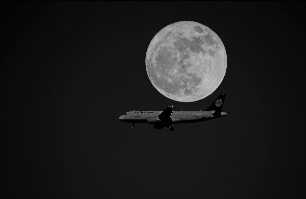 Flugzeug u. Mond