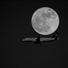 Flugzeug u. Mond