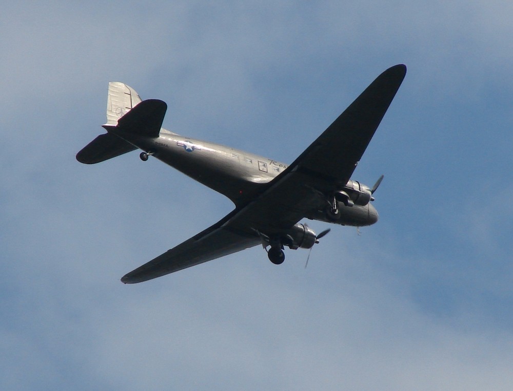 Flugzeug über der grünen Wiese