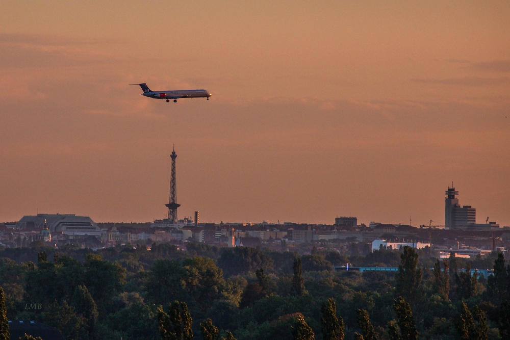 Flugzeug über Funkturm