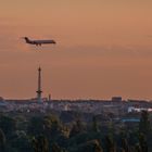 Flugzeug über Funkturm