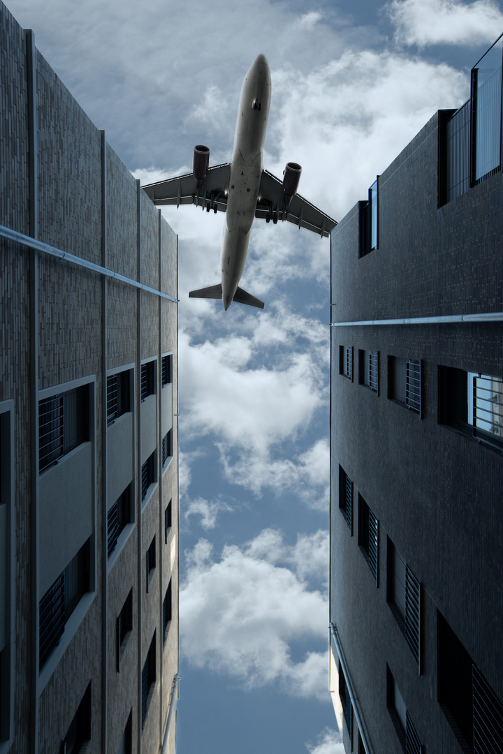 Flugzeug über Hochhäusern