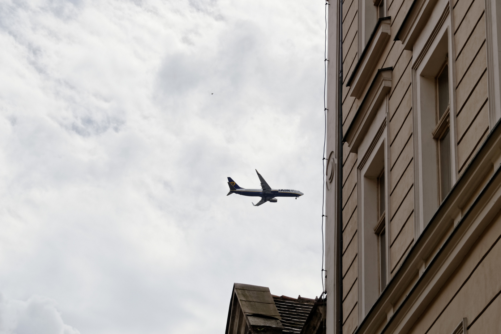  Flugzeug über Wohnhaus