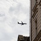  Flugzeug über Wohnhaus