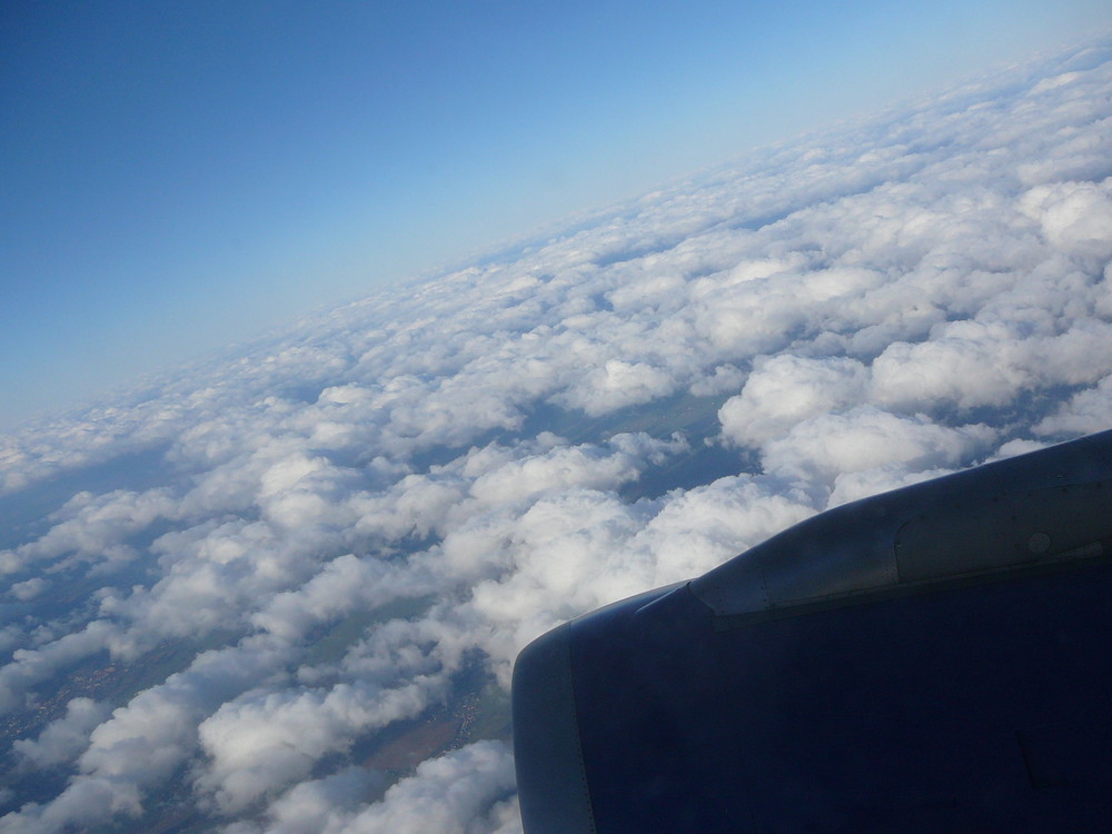 Flugzeug über Wolken