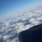 Flugzeug über Wolken