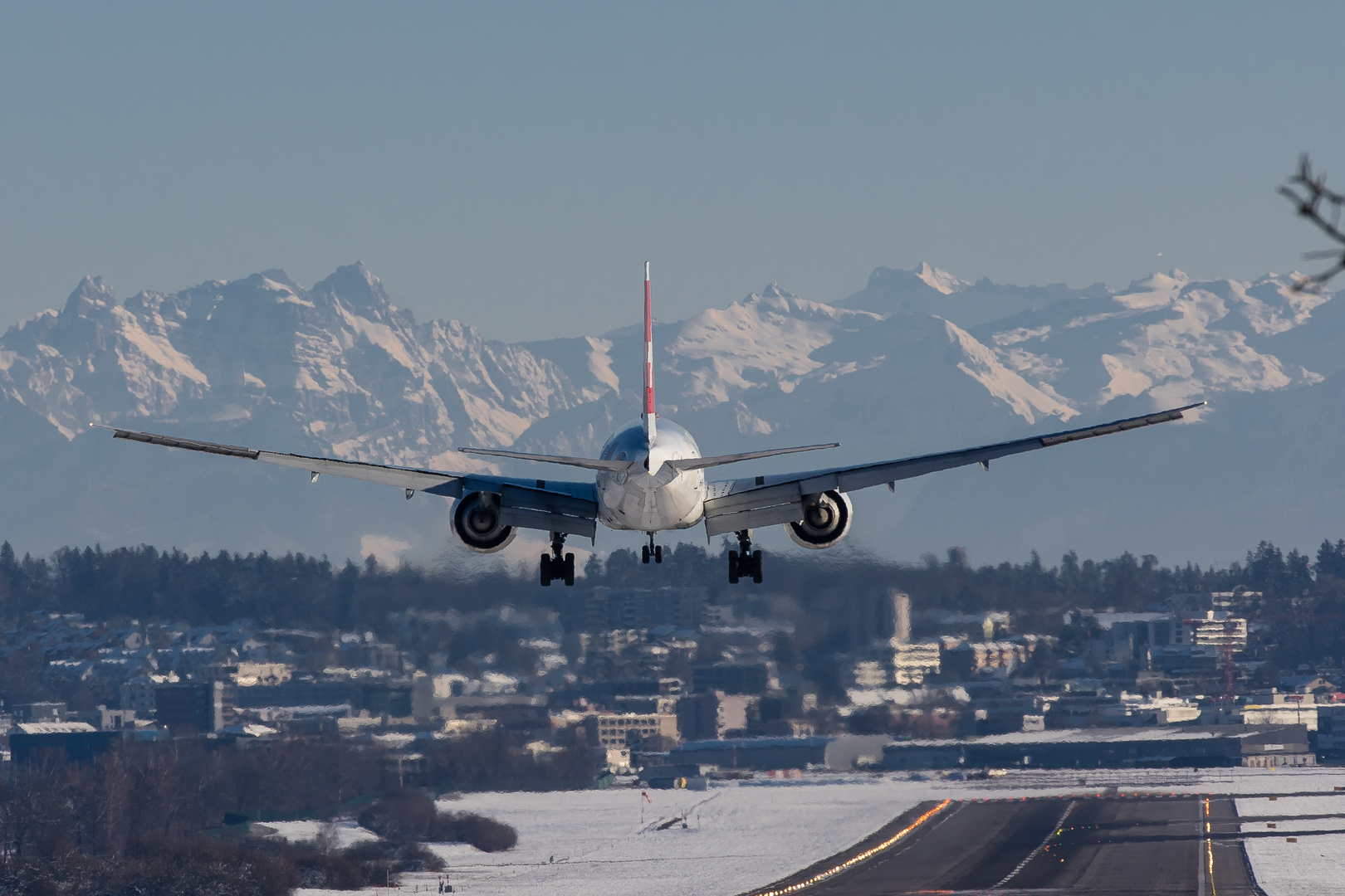 Flugzeug und Alpen