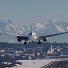 Flugzeug und Alpen