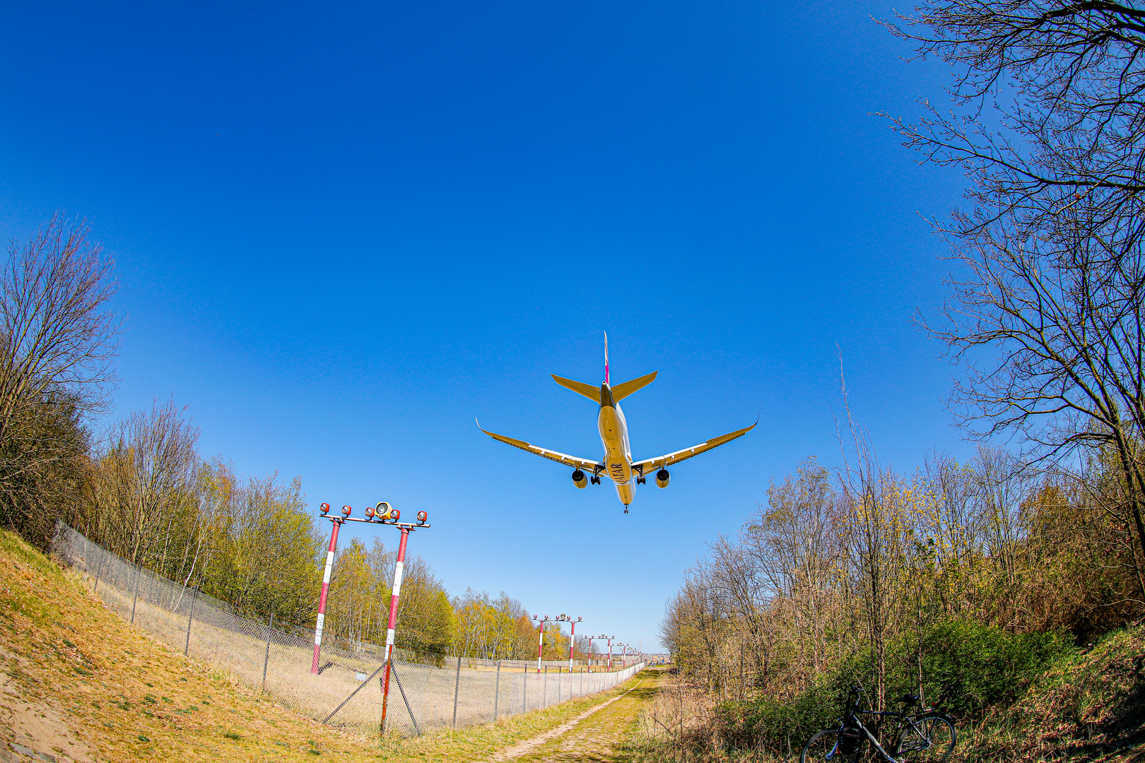 Flugzeug und Fahrrad