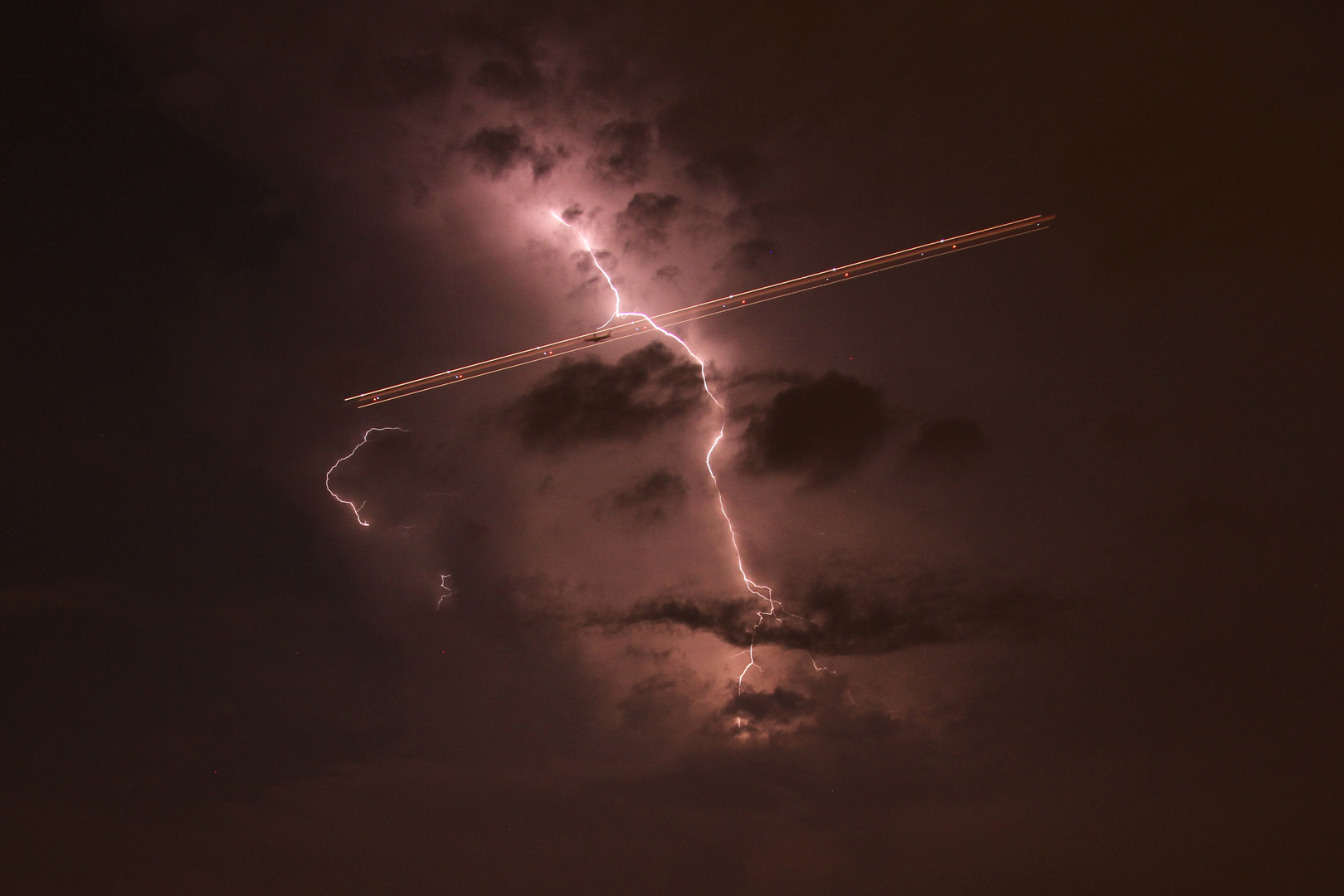 Flugzeug und Gewitter