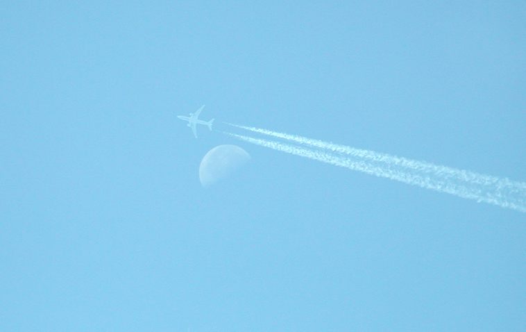 Flugzeug und Mond (mein erstes fc-Foto am 04.01.2004)