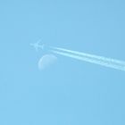 Flugzeug und Mond (mein erstes fc-Foto am 04.01.2004)