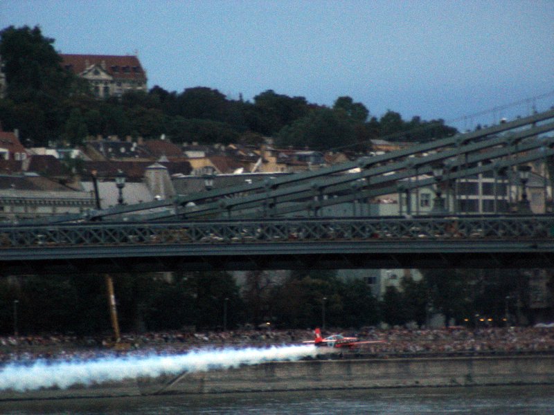 flugzeug unter brücke