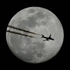 Flugzeug vor dem Mond