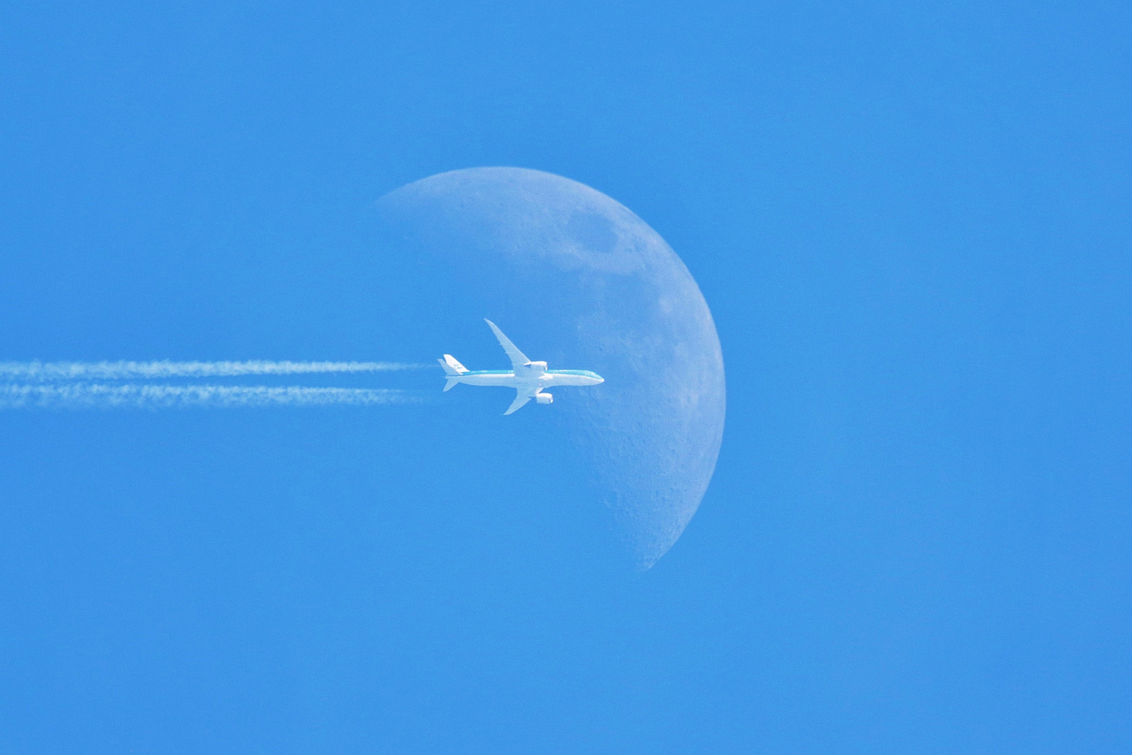 Flugzeug vor dem Mond