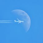 Flugzeug vor dem Mond