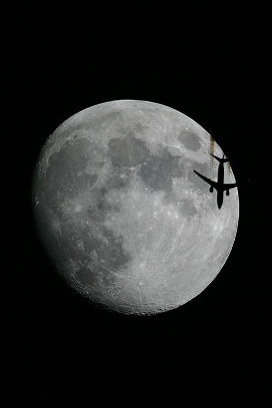 Flugzeug vor dem Mond am 18.2.2008