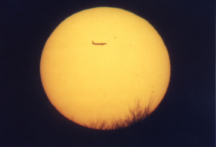 Flugzeug vor untergehender Sonne