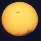 Flugzeug vor untergehender Sonne