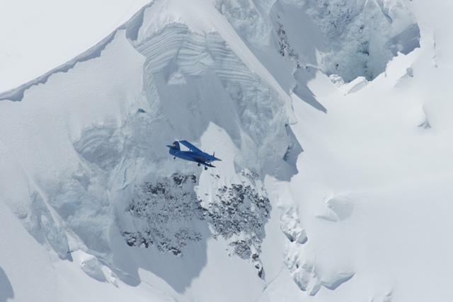 Flugzeug zwischen Mönch und Jungfrau