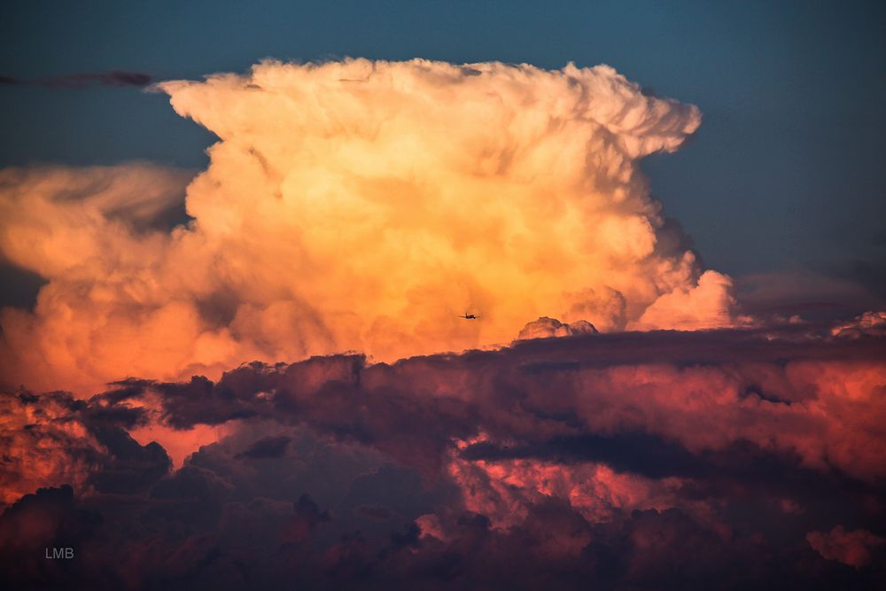 Flugzeuge an der Amboßwolke