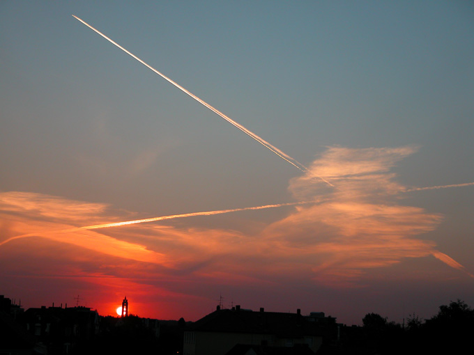 Flugzeuge über der Stadt im Sonnenaufgang