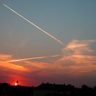 Flugzeuge über der Stadt im Sonnenaufgang