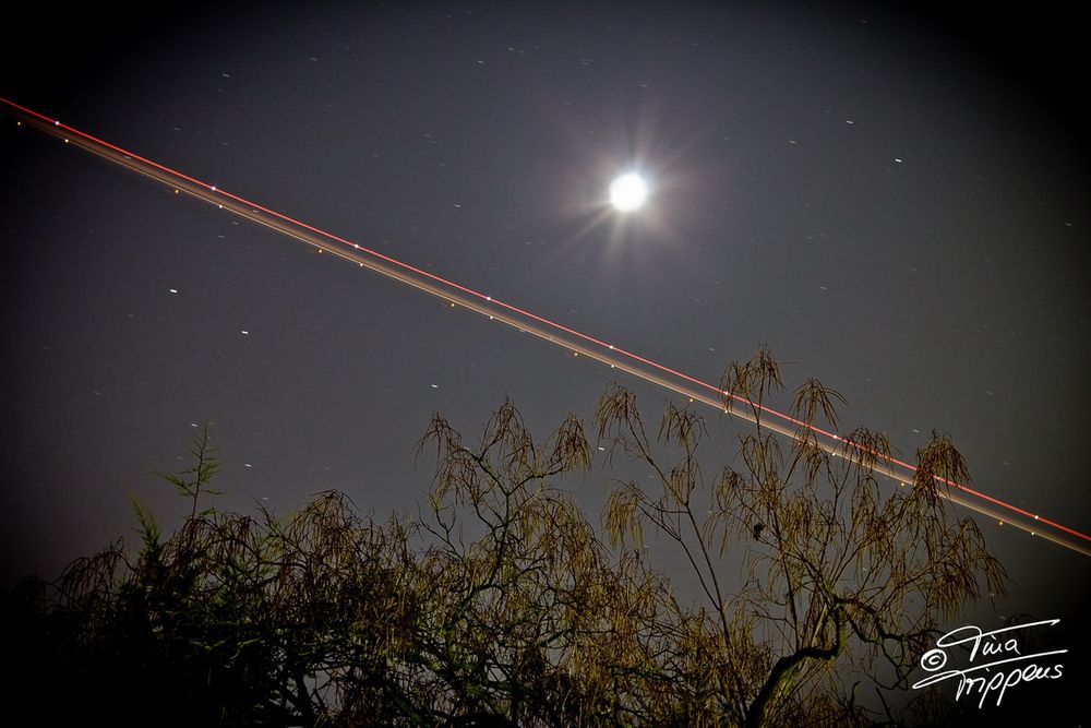 Flugzeuglichter über Frankfurt's Nachthimmel