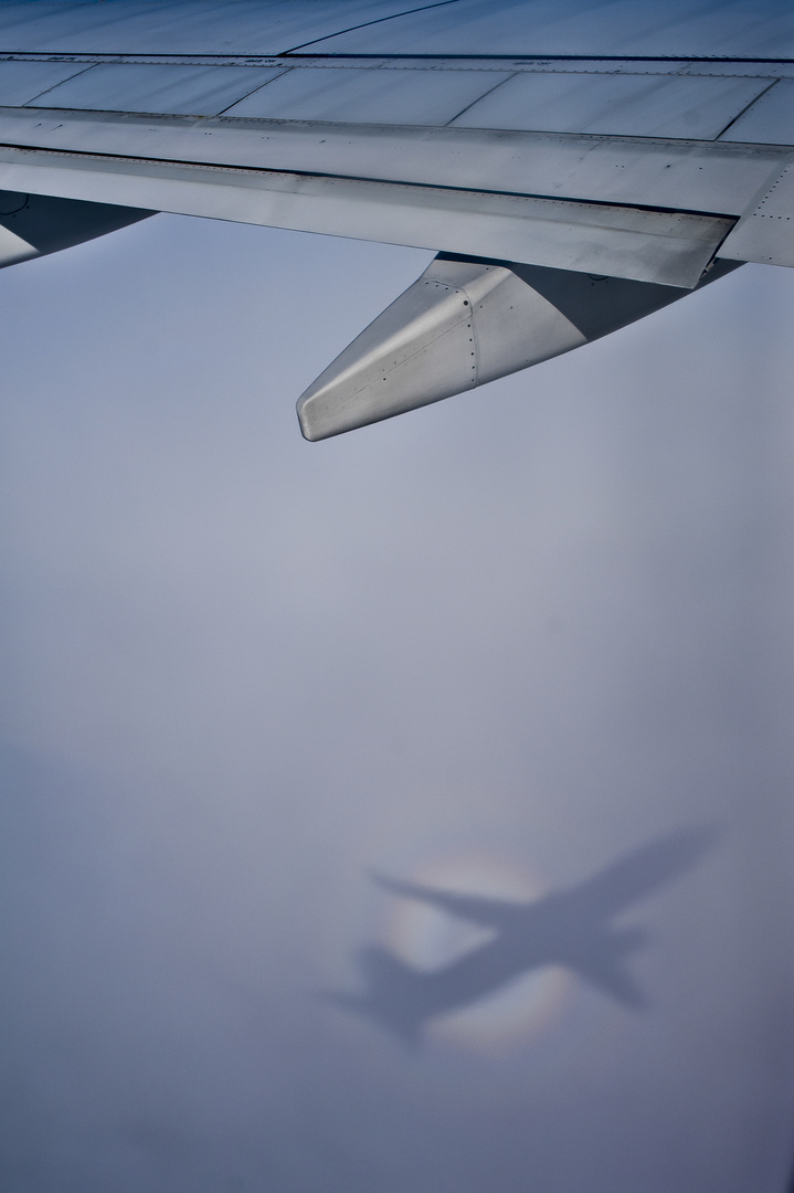 Flugzeugschatten auf den Wolken