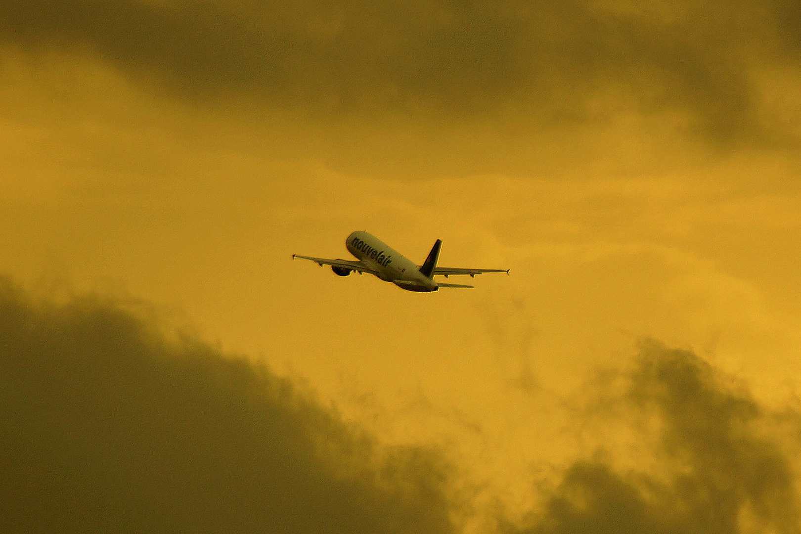 Flugzeugstart bei Sonnenaufgang