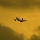 Flugzeugstart bei Sonnenaufgang