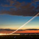 Flugzeugstart in der Abenddämmerung