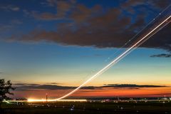 Flugzeugstart in der Abenddämmerung