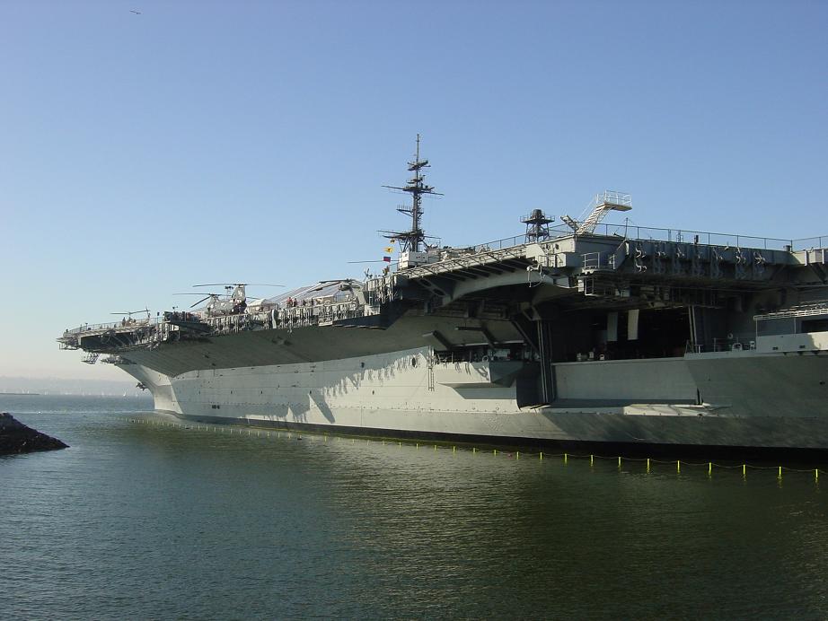 Flugzeugträger im Hafen