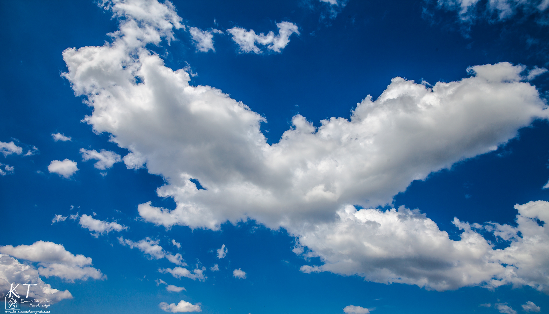 Flugzeugwolken über EDRK