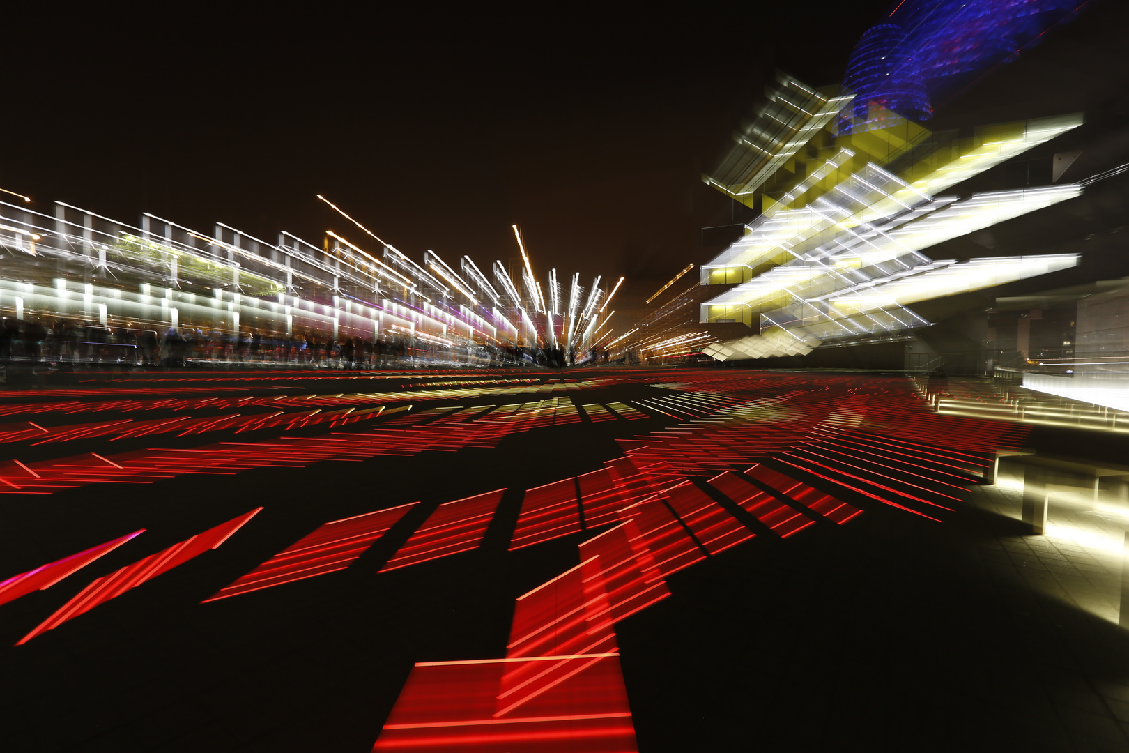 Fluorescents a terra, torre AGBAR.