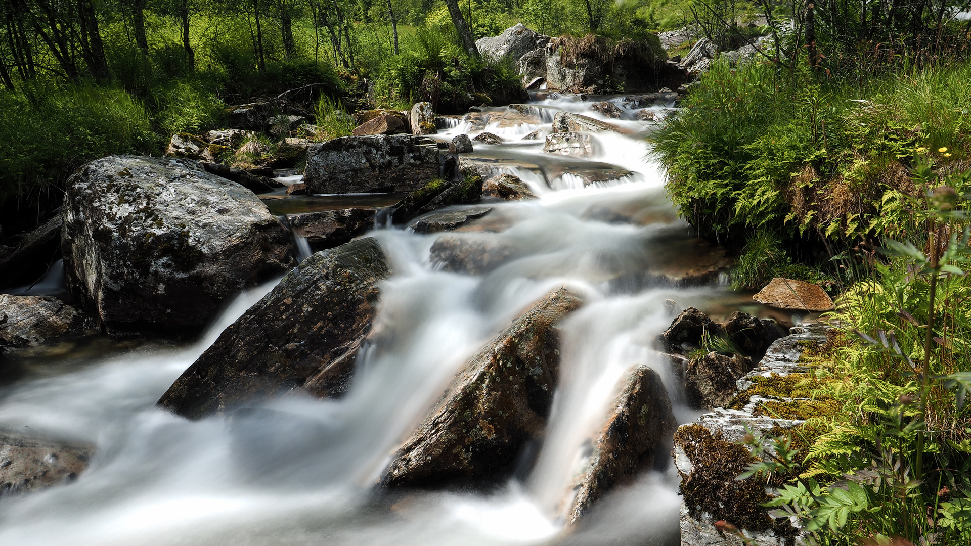 Fluß bei Foss in Fjordnorwegen