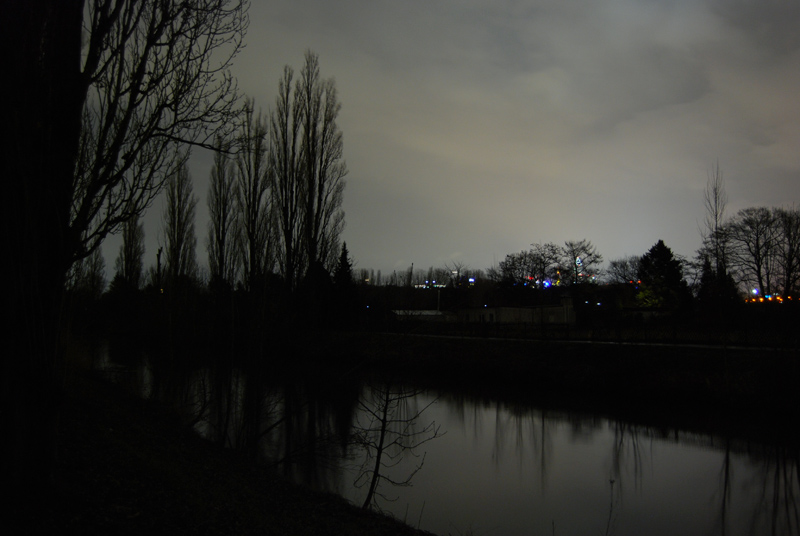 Fluss bei Nacht.